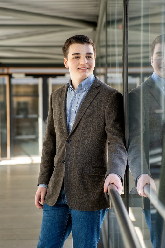 Stefan van Dongen, oprichter van Afstudeerstage.nl, buiten bij een gebouw